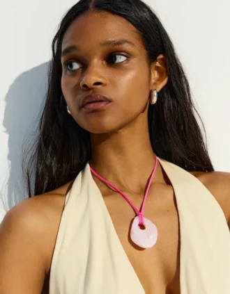Collier à cordon avec pendentif en résine