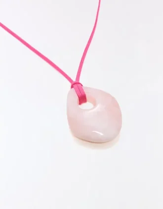 Collier à cordon avec pendentif en résine