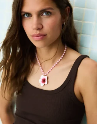 Collier de perles avec pendentif hibiscus