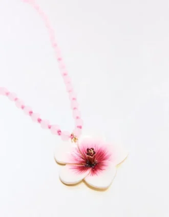 Collier de perles avec pendentif hibiscus