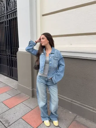 jeans droit taille haute et jambes wide leg 3 330x439 - Veste en jean