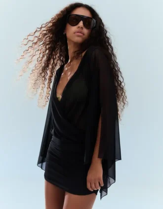 Mini-robe à manches cape