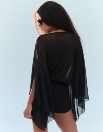 Mini-robe à manches cape