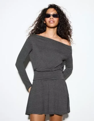 Mini-robe à manches longues avec ceinture