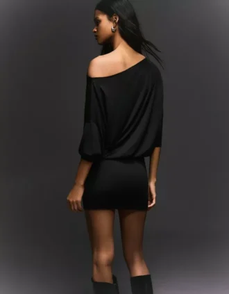 Mini-robe à manches longues avec jupe ajustée