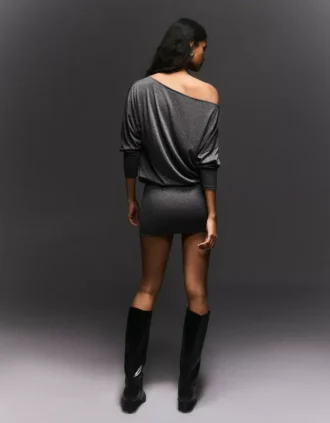 Mini-robe à manches longues avec jupe ajustée