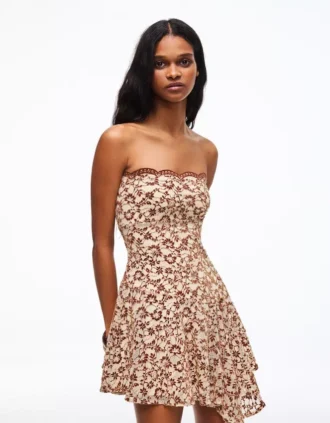 Mini-robe à épaules dénudées
