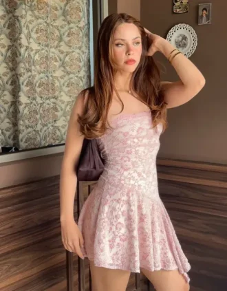 Mini-robe à épaules dénudées