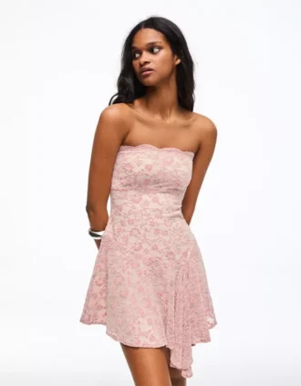 Mini-robe à épaules dénudées