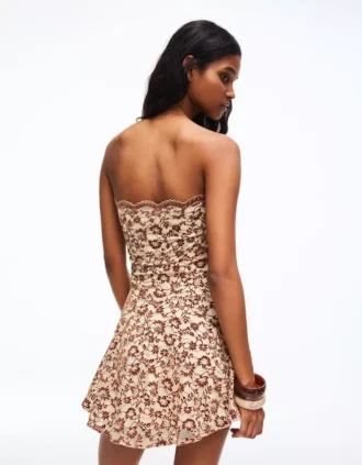 Mini-robe à épaules dénudées