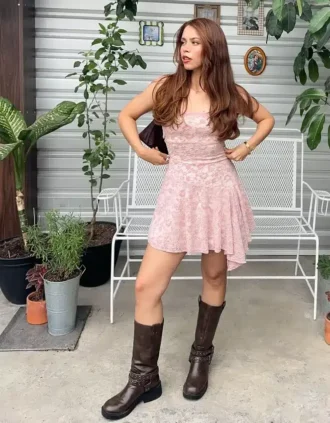 Mini-robe à épaules dénudées