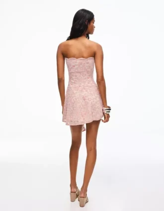 Mini-robe à épaules dénudées
