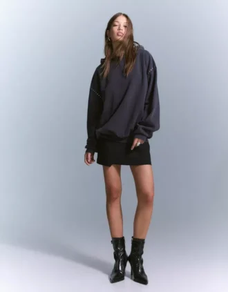 Sweat à capuche clouté – Tops et bodys