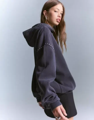 Sweat à capuche clouté – Tops et bodys