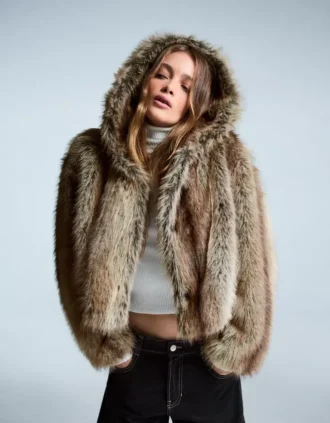 Veste à capuche en fausse fourrure
